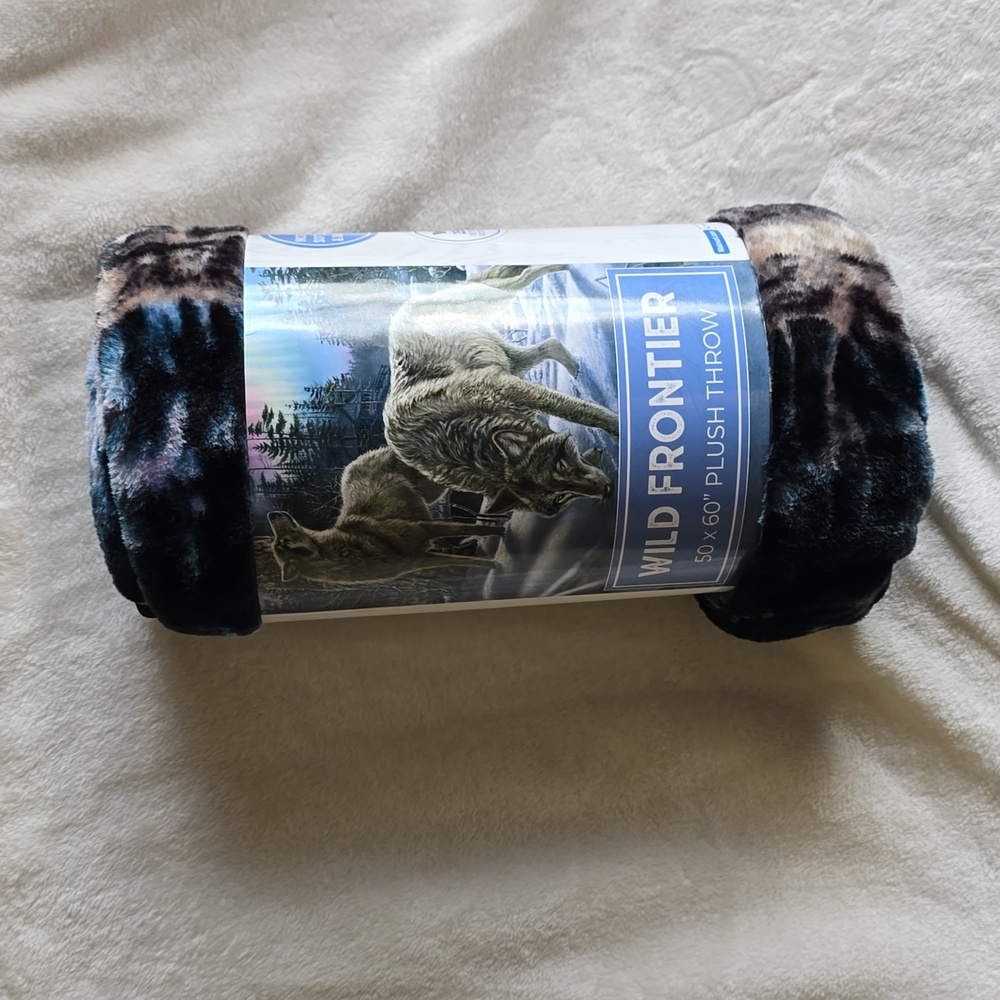 Wild Frontier 50" X 60"‎ Plush Throw